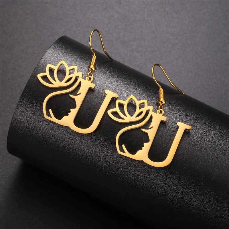 Brinco com Forma de Flor e Letra Inicial